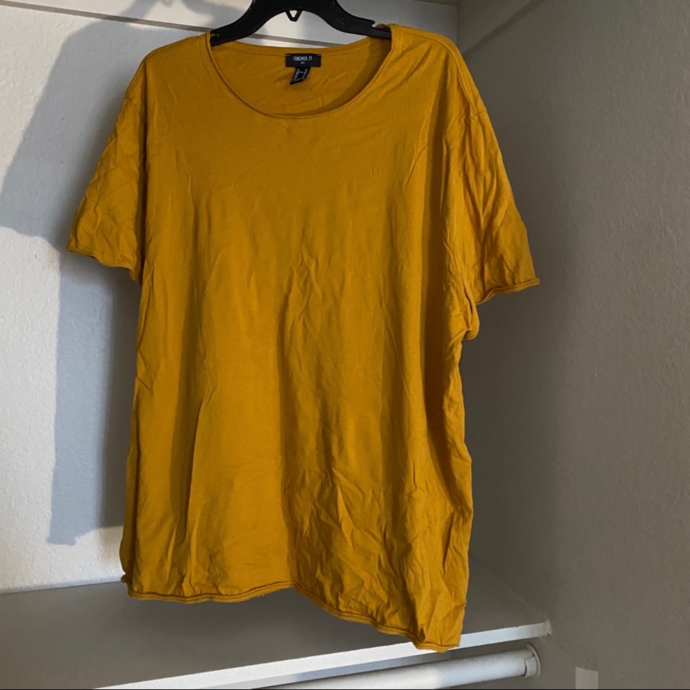 yellow plain t-shirt.